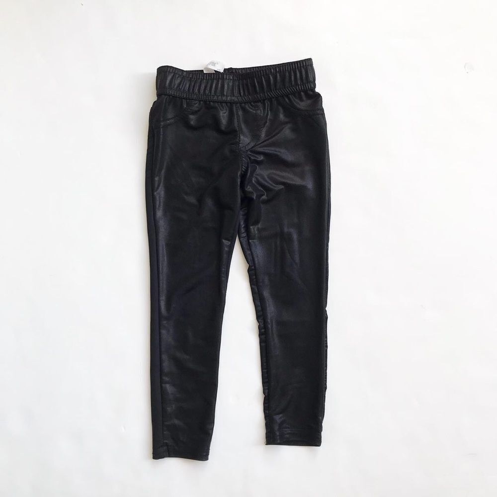 Quinn
and Fox black shinny leggings GUC - piling on the back thigh 12-24 months